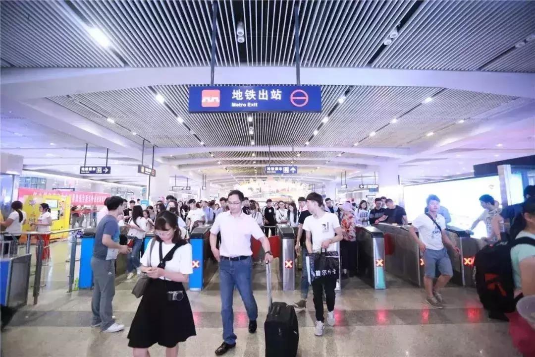 汽车VS地铁比赛直播视频，谁才是城市通勤的真正冠军？