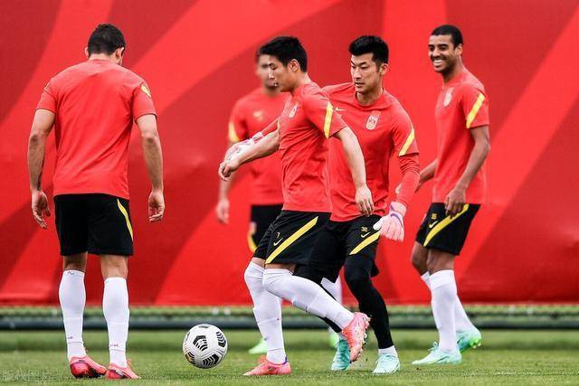 视频直播国足vs日本比赛，一场让中国球迷又爱又恨的深夜对决