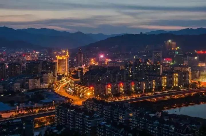 阜阳vs南昌夜景直播视频，两座城，两种夜，一场屏幕里的烟火人间